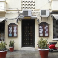 Вот самая большая туристическая достопримечательность Занзибара. Этот дом и его житель. Обязательно для посещения.