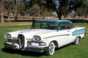 Ford "Edsel" <span style='color:gray'>[мат]</span> года выпуска. Что Вам напоминает вертикальная решетка радиатора? А вот американские феминистки углядели в нем гнусный и отвратительный намек на вагину и задолбали компанию Форд судебными исками.