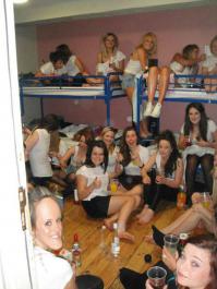 Что с лицом девушки слева??? С бутылкой которая? :)