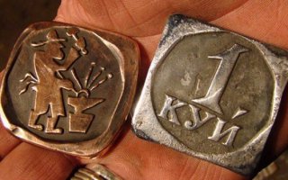 А что здесь дурного? Закон спроса и предложения, не более. Мне, к примеру, и в голову не приходило - привязывать сувениры с Обамой к "культу личности". Здоровый патриотизм - это нормально. Что до кузнеца, человек - оптимист, вот и делится с другими, чем может.