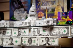 Трындец. "Я фигею, дорогая редакция", как говорится. США завалены сувениркой с Обамой:



И это "Круто! Свобода! Демократия! Патриоты!". Но, блин, та же самая фигня с Путиным в России, причём, в гораздо меньших масштабах, это "Фуфло! Культ личности! Диктатура! Жополизы!". Товарисчи, где ваши мозги? "К человеку с кошкой едет неотложка, Человеку бедному мозг больной свело...".