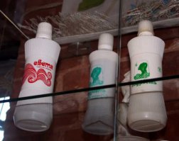 Или брызгалки делали, или надевали на палочку и поджигали. Бомбейские звуки получались, когда горящие капли падали. ))