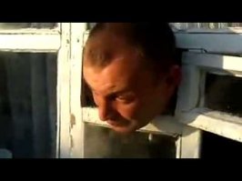 Как мужики голову енота из дерева вытаскивали