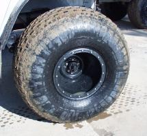 Маленькие нюансы.
Например, упомянутый ТРЭКОЛ 39294. Великолепная машина, большая, комфортабельная, впечатляющий список опций. Но. Снаряженная масса 2800 кг, полезная нагрузка на слабонесущих грунтах - 400 кг (vs "Лопасня" - 700-800 и до 600). У ТРЕКОЛА мосты обычные УАЗовские, значит подвеска зависимая и ход порядка 200 мм. Значит вывешивание колес не исключено, а значит - нужны мосты с поперечной блокировкой. Основное. Шины у него бескамерные. Однако их рабочее давление 0,5 атмосферы и для того чтобы удержать их на дисках (равно и обеспечить герметичность) используются специальные кольца (с обеих сторон) с креплением болт-гайка. Думается, это, по меньшей мере, неудобно. Особенно, когда болты заржавеют. Да и повредить это кольцо слишком легко. Далее. На слабонесущем грунте у ТРЭКОЛА рекомендуется снижать давление в шинах до 0,008. Централизованная подкачка, судя по сайту - 79000 руб. в плюс к цене, альтернатива - обычный автомобильный электронасос (по опыту - пока накачаешь, можно успеть пообедать). 
Кстати, насчет подвески. Независимая она только у "Лопасни" - что дает независимая подвеска надо пояснять? У некоторых вездеходов подвески вообще нет - ее играют роль шины сверхнизкого давления. Хорошо ли это? Да и потом ряд замечаний по "Лопасне" связан с проходимостью по снегу. На шинах с фотографий - да, есть такое. Но 1150x370-20" - летние шины, для грязи, для пашни, для водных преград. И на них она реально закапывается в рыхлом снегу. Однако есть еще зимние, они заметно шире и протектор другой ("ромбики"). И на них проблем нет. Фотографии, увы, не нашел, так что поверьте на слово.
= на фото колесо ТРЭКОЛа =