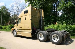 Судя по номерам и указателям - США или Канада. Идет прожним (очень легкие обгоны), но не торопится: на спидометре примерно 68 миль в час, а если не ошибаюсь, там лимит для хайвеев 74 - примерно 120 км/ч. У человека просто хорошее настроение. Кстати, кабина должна быть примерно такая как на фото, так что не рояль, а пианино видимо войдет (если дверь конечно позволит). А вот кто снимает - непонятно, там со сменщиком очень редко ездят, хотя мог взять в рейс подругу, жену, сына. Я, кстати своего брал пару раз, когда он в школе учился, хотя пацану было тяжело и скучно - это же не турпоездка. Впрочем и машина была обычная Скамейка (Scania, если быть точным)...