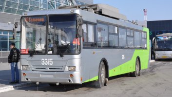 Троллейбус с длительным автономным ходом  СТ 6217 разработан компаниями НПФ «АРС ТЕРМ» и ООО «Сибирский троллейбус»

Первые в России троллейбусы с возможностью автономного хода успешно эксплуатируются Новосибирске. Один из них успешно проработал в условиях сибирских морозов. Дальность автономного хода от одной зарядки аккумулятора – до 60 (шестидесяти) км. Литий-ионные аккумуляторы в конструкции троллейбуса дают возможность выйти за пределы контактной сети, экономить электроэнергию до 50%, доходить до самых отдаленных районов и преодолевать небольшие препятствия, не создавая заторы на городских магистралях.

Такие троллейбусы могут стать идеальным решением для отдаленных, спальных, районов города и даже ближайшего пригорода. Использование подобного вида транспорта значительно сэкономит затраты на инфраструктуру, так как возведение электрической контактной сети повсеместно будет не обязательным. Автономный ход дает возможность объединить нескольких троллейбусных маршрутов в один.