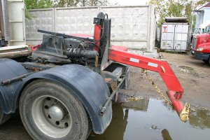 Эта штука ставится на седло седельного тягача. Для привода гидравлики - автономный насос. Теоретически можно даже поднять передок буксируемого автомобиля (если снять бампер). Правда на дорогах общего пользования нужен американский капотник - у бескапотного европейца очень разгружается передок, и появляются проблемы с управлением. Однажды тащил почти 700 км автопоезд (тягач и телега). Гайцами был ошкурен раз 5, ибо длина сцепки получается почти 30 метров, а без спецразрешения негабаритам проезд "платный". При этом на трос они так не реагируют...