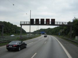 Про Германию не совсем так. 
На автобане остановка запрещена в принципе. Если возникает необходимость вынужденной остановки, то владелец автомобиля должен принять меры для того чтобы переместить его на стоянку. Если приезжает полиция (благодаря "доброжелателям" - минут 10-15 им нужно), она сразу выясняют причину и какие меры были приняты для устранения помехи движению. Закончившееся топливо уважительной причиной не считается, по этому без разговоров вызывают эвакуатор, вы оплачиваете его и штраф за остановку на автобане. 
Тоже самое происходит и в случае технической неисправности. 
Но здесь есть варианты. Если причину неисправности можно отнести к HU-Mangelbaum, так называемому "дереву дефектов", что контролируется при Hauptuntersuchung (HU -техосмотре), то за счет владельца назначается техническая экспертиза. Если выясняется, что техосмотр вы прошли, но не по категории Ohne Mängel - без дефектов, а по категории Geringe Mängel - незначительные дефекты (дается лишь рекомендация по их устранению) - это один штраф и в суде теоретически можно получить по минимуму. Если Erhebliche Mängel - значительные недостатки: срочный "визит к доктору" (сервисный центр) и повторный HU, то у владельца проблемы...
Да и тут коллеги обсуждали правый и левый ряды на автобане. Так вот - правый служебный и въезд на него неразрешен. Он предназначен для экстренных остановок, дорожников, либо проезда экстренных служб, например, в случае серьезного ДТП, когда автобан просто встает. Вам две картинки. Могу ошибаться, но насколько помню, это А1 и А2... И обратите внимание на ширину крайней правой полосы, да и на разметку...
p.s. Для понимания: с 1992 года на дальних рейсах на грузовиках и автобусах по Европе, плюс обучения и стажировки... Ну и 4 привода за нарушение ПДД...