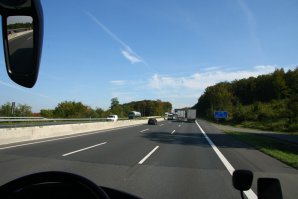 Про Германию не совсем так. 
На автобане остановка запрещена в принципе. Если возникает необходимость вынужденной остановки, то владелец автомобиля должен принять меры для того чтобы переместить его на стоянку. Если приезжает полиция (благодаря "доброжелателям" - минут 10-15 им нужно), она сразу выясняют причину и какие меры были приняты для устранения помехи движению. Закончившееся топливо уважительной причиной не считается, по этому без разговоров вызывают эвакуатор, вы оплачиваете его и штраф за остановку на автобане. 
Тоже самое происходит и в случае технической неисправности. 
Но здесь есть варианты. Если причину неисправности можно отнести к HU-Mangelbaum, так называемому "дереву дефектов", что контролируется при Hauptuntersuchung (HU -техосмотре), то за счет владельца назначается техническая экспертиза. Если выясняется, что техосмотр вы прошли, но не по категории Ohne Mängel - без дефектов, а по категории Geringe Mängel - незначительные дефекты (дается лишь рекомендация по их устранению) - это один штраф и в суде теоретически можно получить по минимуму. Если Erhebliche Mängel - значительные недостатки: срочный "визит к доктору" (сервисный центр) и повторный HU, то у владельца проблемы...
Да и тут коллеги обсуждали правый и левый ряды на автобане. Так вот - правый служебный и въезд на него неразрешен. Он предназначен для экстренных остановок, дорожников, либо проезда экстренных служб, например, в случае серьезного ДТП, когда автобан просто встает. Вам две картинки. Могу ошибаться, но насколько помню, это А1 и А2... И обратите внимание на ширину крайней правой полосы, да и на разметку...
p.s. Для понимания: с 1992 года на дальних рейсах на грузовиках и автобусах по Европе, плюс обучения и стажировки... Ну и 4 привода за нарушение ПДД...