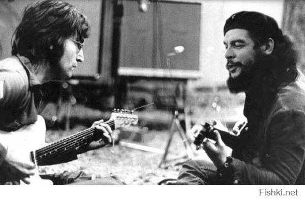 Че Гевара учит Джона Леннона играть на гитаре.