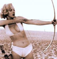 Когда девушка (ММ) не мешает стрелять луку.