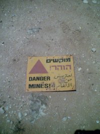 И вот иду я, по этой пустыне, гляжу лежит на земле такая табличка! Бедуины разобрали ограждение, и теперь где мины не понятно..  - Чем ближе к Африке, тем страшнее гулять. )))