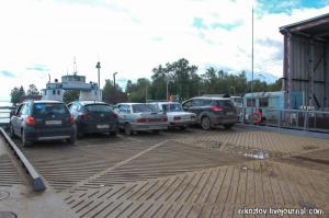 На заднем плане не такой стоит ??