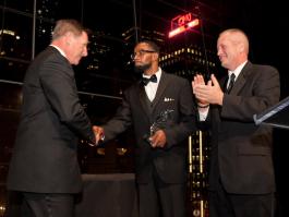 Вот на Golden Gate Bridge мужик спас парня. Через год тот его отблагодарил