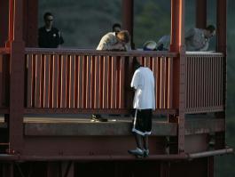 Вот на Golden Gate Bridge мужик спас парня. Через год тот его отблагодарил