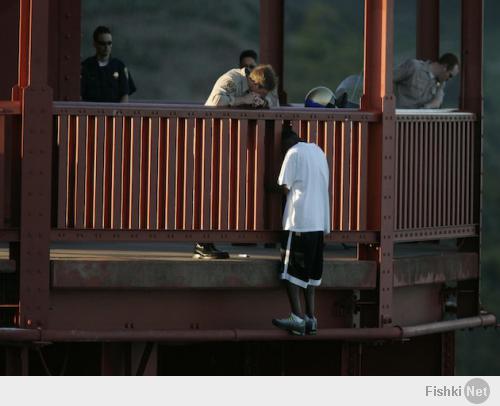 Вот на Golden Gate Bridge мужик спас парня. Через год тот его отблагодарил