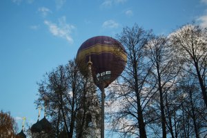 Очень красивые фотографии! Впечатлил воздушный шар, пролетающий между куполами. Мы как-то в Ярославле наблюдали такое же зрелище. На фото шар уже пролетел, и люди, остановившиеся, чтобы понаблюдать за полетом шара, с облегчением шумно выдохнули (представляете выдыхающую шумно толпу?), и дальше пошли по своим делам.