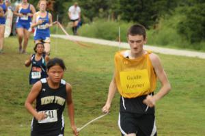 "Слепой парень принимает участие в марафоне"??
Вообще-то это слепая девушка участвует в марафоне, а парень ей указывает направление. У него же на майке даже написано "гид-бегун" грубо говоря...