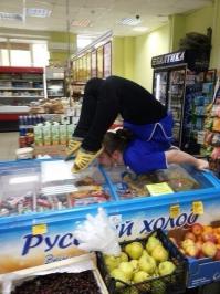 Интересный способ открытия холодильника))