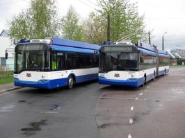 Рига. Старых Шкод уже мало. Новые Шкоды - дуобусы. Белорусских штук 10 всего.