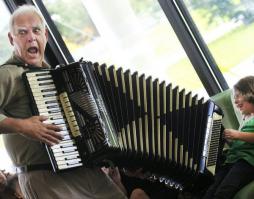 15 душевных объявлений из наших подъездов