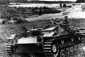 На фото явно не StuG III
Здесь речь идет скорее всего о StuG III Ausf. C
Вот фотка из-под Смоленска 1941 г.