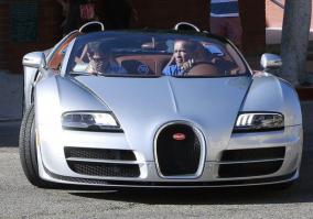 Арни засветился за рулем Bugatti Veyron