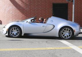 Арни засветился за рулем Bugatti Veyron
