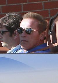 Арни засветился за рулем Bugatti Veyron