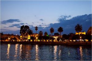 а ты там был? жертва украинской пропаганды, не видевший кроме сортира в своей обдрищенском селе ничего боле:) А живут действительно классно, сравни две фото и скажи где живут дебилы уничтожающие свою страну, а где нормальные люди живущие на благо своей траны:) <span style='color:gray'>[мат]</span> тупой!