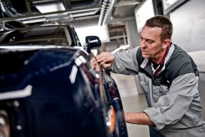 Про этого человека смотрел по телеку. Он в ручную рисует полоску вдоль всего кузова без линеек и прочих инструментов.