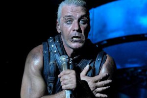 По мне, так он больше на солиста Раммштайна тут больше похож