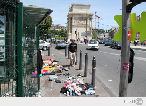 Марсель, центр города, мигранты-арабы, которые по мнению властей должны были стать людьми.