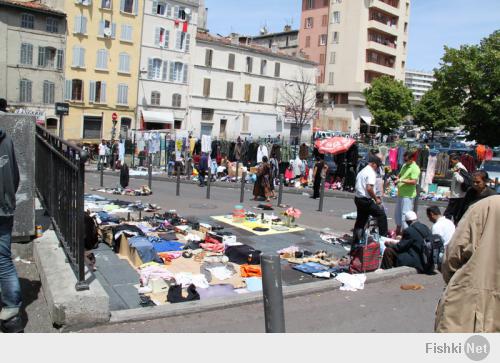 Марсель, центр города, мигранты-арабы, которые по мнению властей должны были стать людьми.