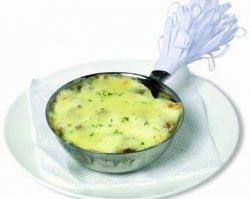 Жульен в кокотнице украшенной папильоткой