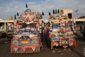 то ли дело в Индии.......
+100 к карме
+10 к вместительности
-5 к видимости дороги
-10 к аэродинамике
-5 к тормозному пути......
короче - карма решает всё!!!!