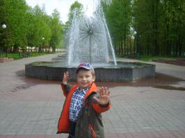 Вот мой малый около фонтана
