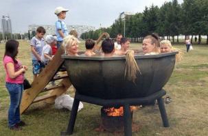 Показалось, что пацан подливает им тёпленькой...  :)