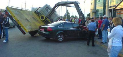 Рядовая московская история: один человек приехал на штрафстоянку за своим Lexus через несколько часов после эвакуации; автомобиль стоял с проломленной крышей, которую, очевидно, повредили именно при погрузке или выгрузке. Как выяснилось позже, это происшествие страховым случаем не является даже при наличии всех справок ГИБДД. Сами же эвакуаторщики от поврежденного автомобиля открещиваются, заявляя, что это – не их проблема и не их зона ответственности. По словам юристов, подобные случаи в Москве происходят все чаще, и в большинстве из них суд встает на сторону потерпевшей стороны. Мы поговорили с юристами и выяснили, что делать, если машину повредил эвакуатор