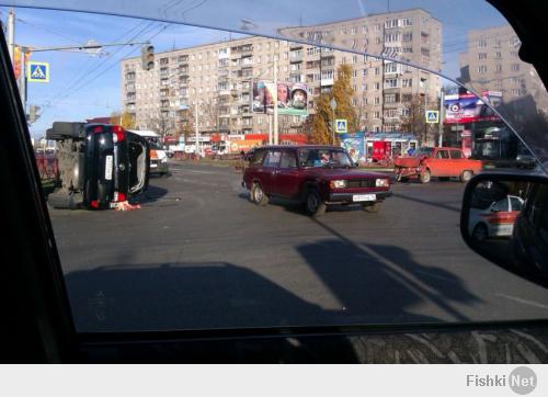 Ему много и не надо, центр тяжести высоко.