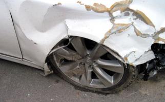 Пипец, Лексус сразу ржаветь начал. Я ездил на ситроене С5 2008 года около 2х лет с царапиной до металла,пока не заделал-хоть бы хрен, как новая. Ну японцы!