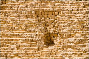 ОЙ! В середке пирамиды работали не такие крутые отливальщики, джамшуты из Месопотамии-ма, грубо наотливали странной формы валунов, накидали как попало, опалубка враскосяк..
Не, так не пойдет, срочно перестраиваем!:)