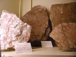 2. Но ведь известно, что блоки не нарощены один на другой. Между блоками облицовки-раствор. И раствор этот прочнее самих блоков. Но их били, надругих, разрушенных пирамидах. И даже нашли строительные маркировки, по видимому для дальнейшей подгонки
(фото1).
Что может быть такой гладкой опалубкой? Сколько она будет весить при этом? И как ее крепить, чтобы получить уклон? Или даже отрицательный выступ (фото 2)?

3. Так блоки все разные! А плиты разгрузочной камеры царя вообще под 80 тонн!
Какая форма должна быть, чтобы такое залить- весом 200 тонн? И абсолютно гладкая при том. Почему же нет модуля наружных блоков?

Я понимаю, что это примыкание. Но выдержать такой тонкий стык-нелегкая задача, так идеально отлить блоки при помощи форм из керамики, дерева, не знаю еЩе из чего.