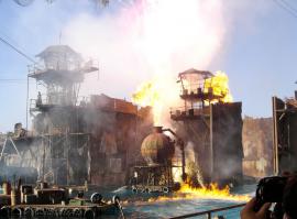 На Юнивёрсал Студиоз в Калифорнии до сих пор находятся декорации от этого фильма. Время от времени разыгрывают штурм поселения этими..каких там..укурками или как их там.
По кассовым сборам фильм неоправдал себя.