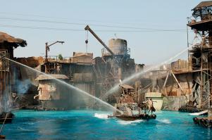 На Юнивёрсал Студиоз в Калифорнии до сих пор находятся декорации от этого фильма. Время от времени разыгрывают штурм поселения этими..каких там..укурками или как их там.
По кассовым сборам фильм неоправдал себя.