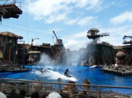 На Юнивёрсал Студиоз в Калифорнии до сих пор находятся декорации от этого фильма. Время от времени разыгрывают штурм поселения этими..каких там..укурками или как их там.
По кассовым сборам фильм неоправдал себя.