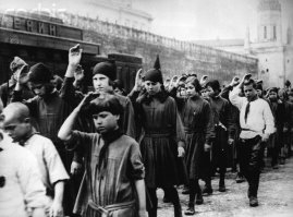 Короче, я разобрался. Кто-то выложил фотку со своим копирайтом, а другой его затер вместе с Л,  третий запостил сюда.