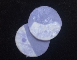 Отправляясь в любой поход, я беру с собой ватные диски, частично пропитанные расплавленным парафином. Край обязательно должен быть без парафина - чтобы вата загорелась от любой искры, будь то огниво, остатки зажигалки или спичка.