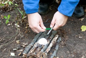 Отправляясь в любой поход, я беру с собой ватные диски, частично пропитанные расплавленным парафином. Край обязательно должен быть без парафина - чтобы вата загорелась от любой искры, будь то огниво, остатки зажигалки или спичка.