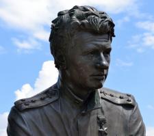 Надеюсь, что и памятник Леониду Быкову не снесут.